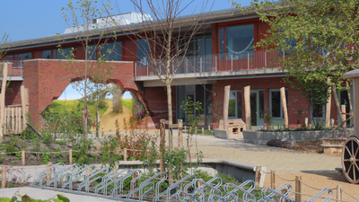 912747 Gezicht op de recent aangebrachte muurschildering van JanIsDeMan (Jan Heinsbroek) op een muur aan het vernieuwde ...